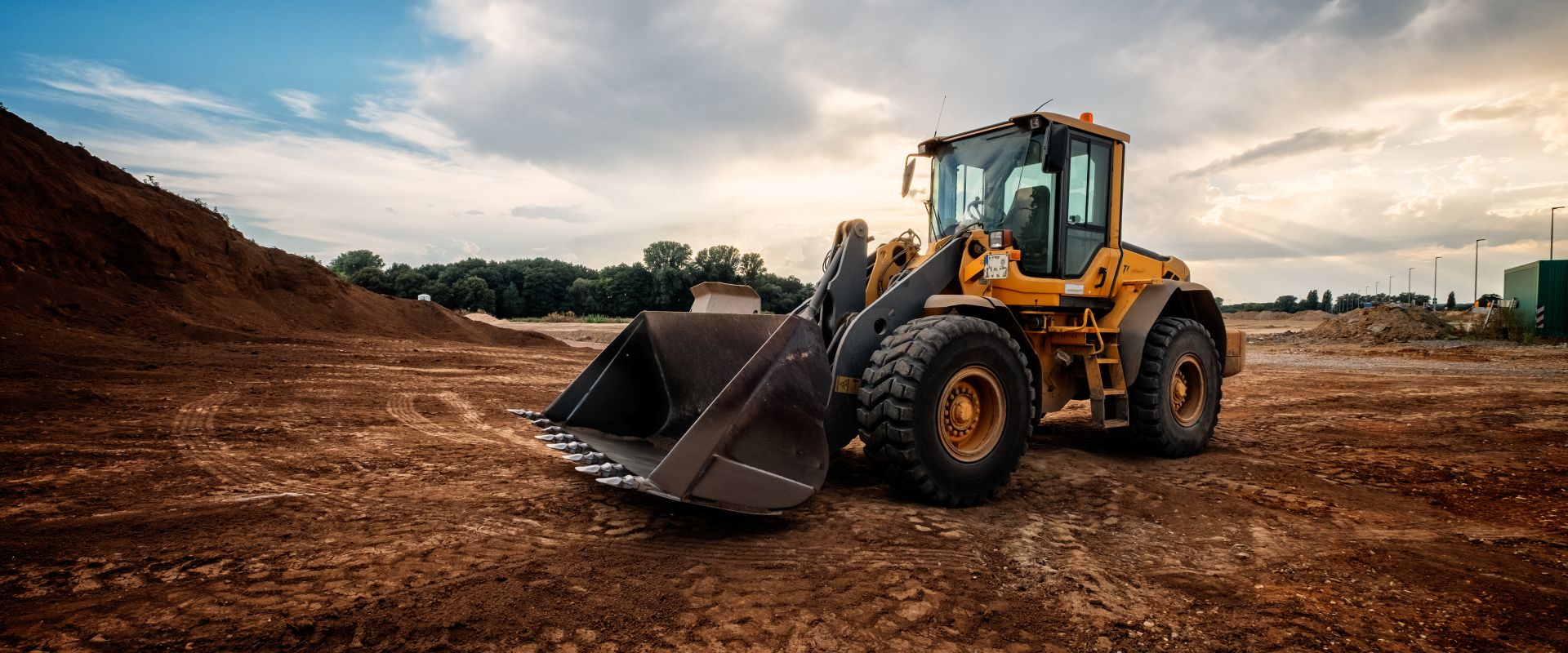 Ein Bagger steht verlassen auf einer Baustelle