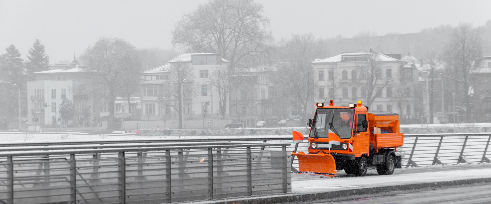 Ein Räumfahrzeug räumt den Weg von Schnee